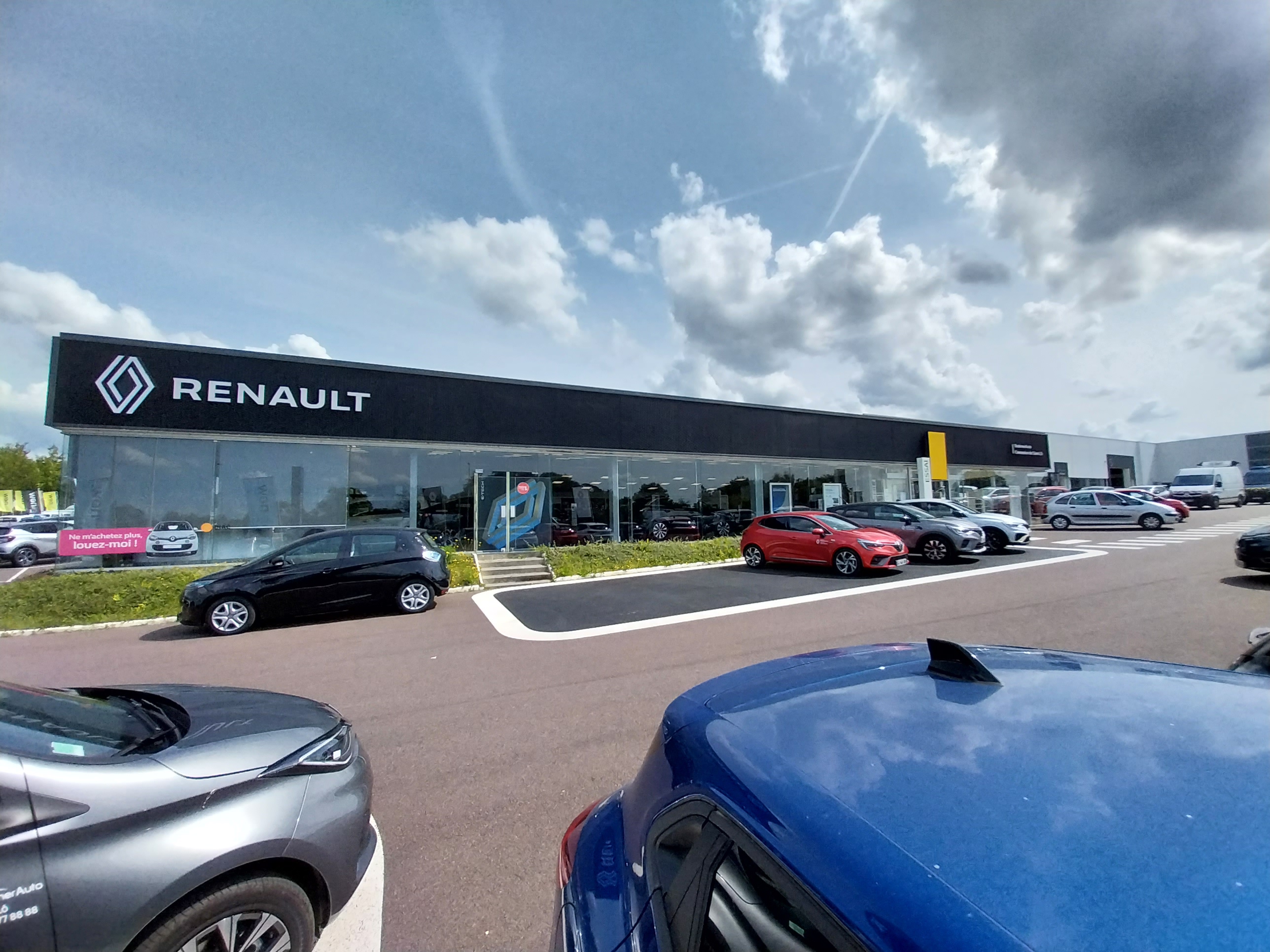 Nouvelle signalétique Renault et Dacia à Saint-Lô